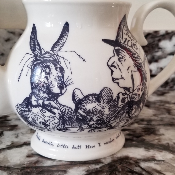 Alice in wonderland teapot - Picture 3 of 8